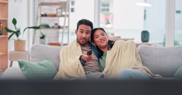 Ver Televisión Películas Una Pareja Sofá Casa Con Control Remoto — Vídeo de stock
