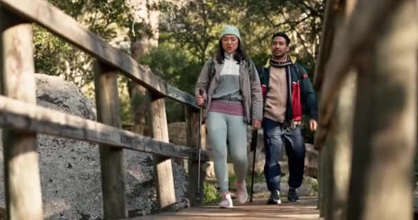 Yürüyüş Köprü Çiftler Orman Yolunda Egzersiz Egzersiz Macera Için Yürüyüş — Stok video