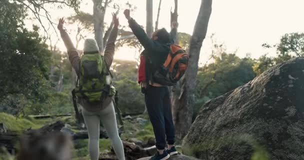 ハイキング カップル および冒険の達成と森林の道の裏からの祝賀 フィットネスとトレッキングアウトドアに興奮したバックパックでの成功 幸せな人々 — ストック動画