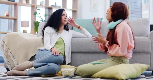Amigos Hablando Mujeres Piso Conversación Chismes Charlando Juntos Casa Comunicación — Vídeo de stock