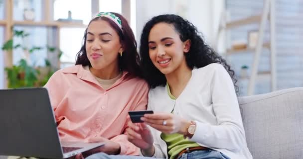 Laptop Karta Kredytowa Przyjaciele Kobiet Kanapie Zakupy Online Bankowość Lub — Wideo stockowe