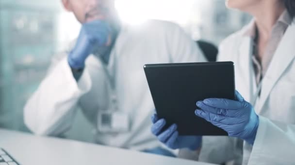 Laboratório Pesquisa Tablet Para Equipe Ciência Brainstorming Análise Médica Juntos — Vídeo de Stock