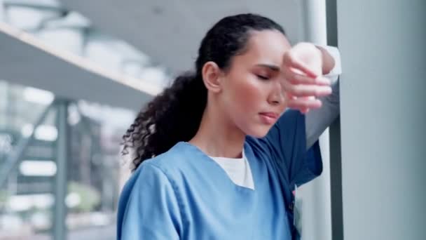 Okno Pielęgniarka Kobieta Stresem Bólem Głowy Błędem Opiece Zdrowotnej Wypaleniem — Wideo stockowe