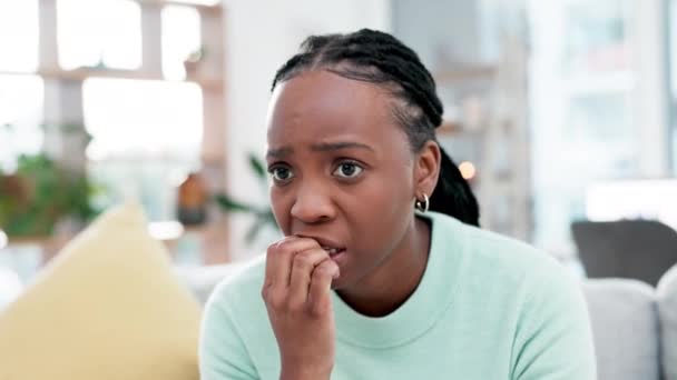 黒人の女性 彼女の家で恐怖 または精神的健康危機のためにソファーに釘を噛む リビングルームのストレス ホラー アフリカの女性が神経質 うつ病のトラウマ — ストック動画