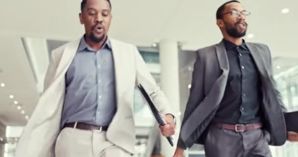 Correr Falar Homens Africanos Aeroporto Correndo Para Voo Viajar Juntos — Vídeo de Stock