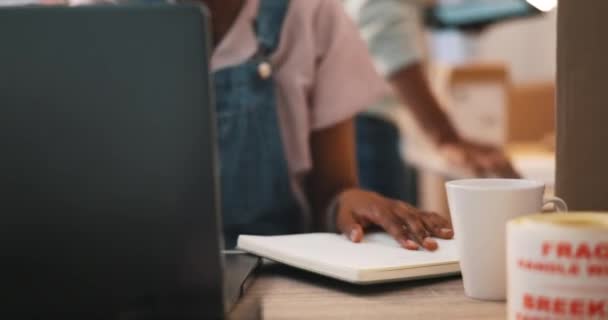 电子商务 笔记本电脑和黑人妇女在互联网网站上撰写笔记 想法和数字研究 网络搜索和拥有在线项目 笔记本和钢笔的非洲小企业主 — 图库视频影像