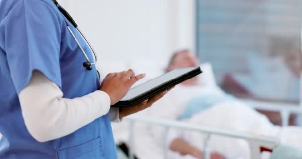 Tablet Manos Mujer Enfermera Hospital Con Paciente Anciano Resultados Médicos — Vídeos de Stock