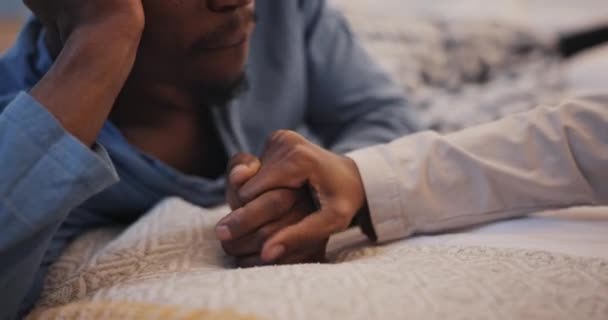 在非洲 一对快乐的夫妻在卧室里牵着手 带着爱 支持和结合在一起亲吻 浪漫的黑人男人和女人躺在床上 带着善意 信任和对早晨的照顾在公寓里休息 — 图库视频影像