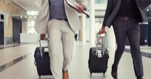 Hombres Corriendo Tarde Africanos Aeropuerto Corriendo Por Vuelo Viajando Juntos — Vídeos de Stock