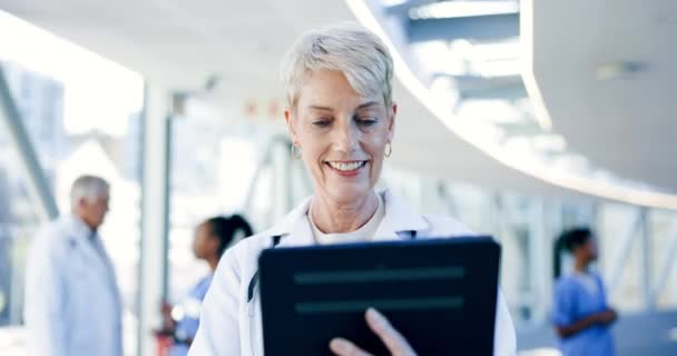 Планшет Щаслива Жінка Або Обличчя Лікаря Лікарні Дослідженнями Пошуку Медицини — стокове відео