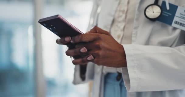Primer Plano Manos Médico Con Smartphone Mecanografía Redes Sociales Con — Vídeo de stock