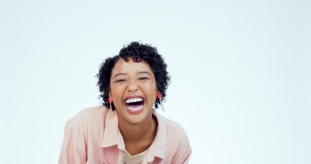 Twarz Zabawna Kobieta Uśmiechem Modą Modelką Białym Tle Studia Portret — Wideo stockowe
