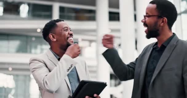Punho Colisão Homens Negócios Celebração Aperto Mão Com Tablet Trabalho — Vídeo de Stock