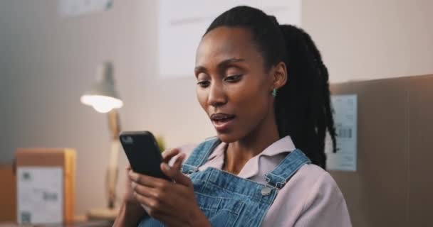 Video Görüşmesi Telefon Yeni Dairesine Taşınan Genç Bir Kadın Teknoloji — Stok video