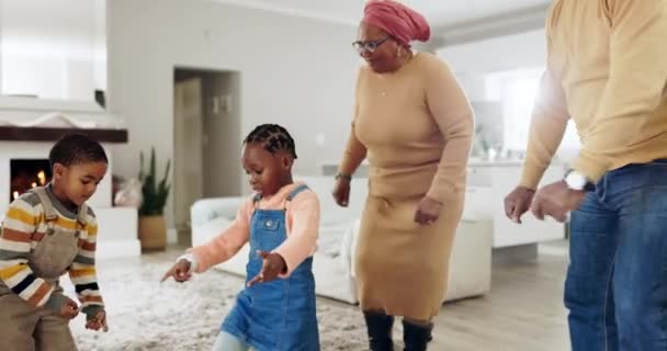 Dzieci Dziadkowie Rodzina Tańczą Salonie Zabawną Energią Szczęściem Miłością Afrykańska — Wideo stockowe