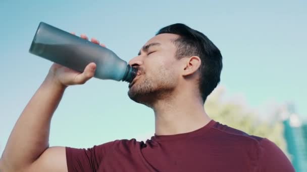 疲倦及户外人士可在公园内饮用适合运动 身体冷却或自然运动的水 液体饮料对汗流浃背男子健康 脱水疲劳及面容的影响 — 图库视频影像