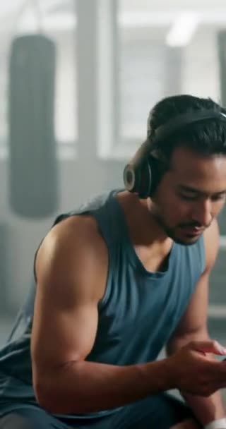 Fitness Auriculares Hombre Con Teléfono Gimnasio Para Motivación Streaming Internet — Vídeo de stock