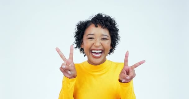 Rostro Emocionado Mujer Con Signo Paz Apoyo Felicidad Fondo Estudio — Vídeos de Stock
