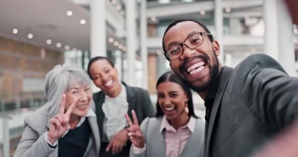 ビジネスパーソン セルフィー 平和サインとグループ 多様性と面白い笑い 興奮した顔と笑顔でチームワーク アイコン シンボル ソーシャルメディアの投稿で一緒に幸せな男 — ストック動画