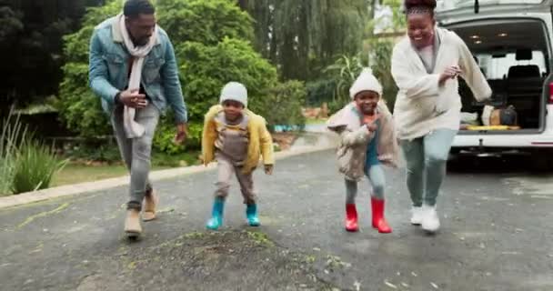 ホームドライブウェイで走り 幸せで黒人の家族は バケーションボンディングに興奮しています スマイル 遊び心があり アフリカの父親 お母さん お子さんと一緒に道のり旅行へ — ストック動画