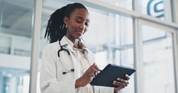 Médico Mujer Tableta Para Servicio Salud Cartas Línea Información Clínica — Vídeos de Stock