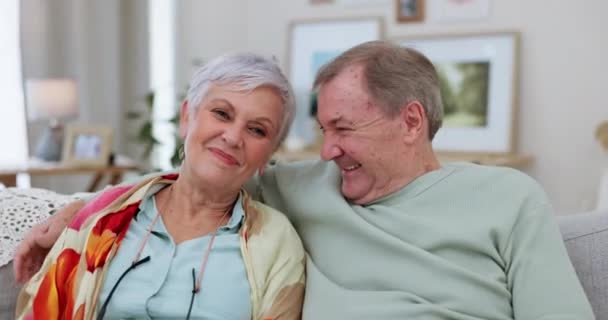 Uścisk Dom Lub Para Starców Kanapie Miłość Lub Emerytura Więzi — Wideo stockowe