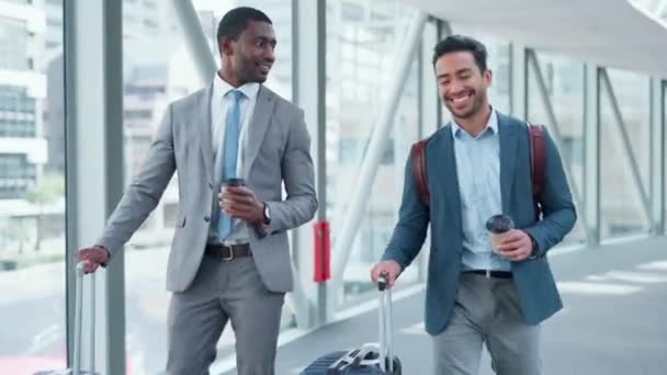 会说话 男人带着行李在机场旅行和交流 多样化 和一个亚洲男人和一个非洲人在一起工作的路上 手提箱和交谈 — 图库视频影像