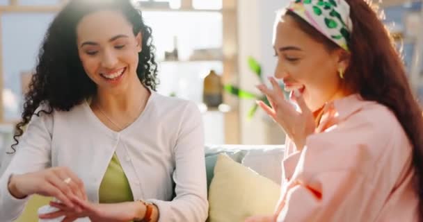 Wow Förlovningsring Och Milstolpe Med Kvinnliga Vänner Soffa Vardagsrummet Ett — Stockvideo