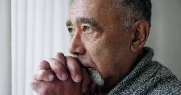 Okno Myślenie Stary Człowiek Depresją Smutny Psychiczny Zdrowie Emerytura Dom — Wideo stockowe