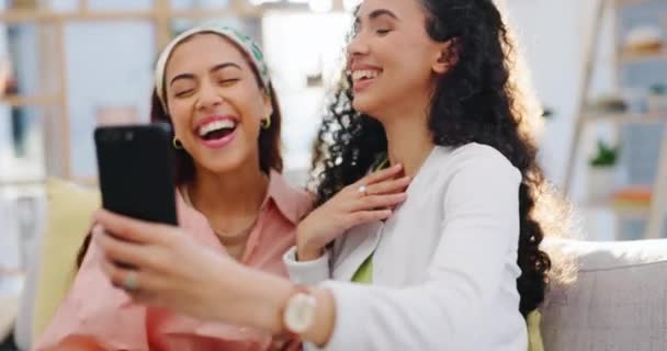 Szczęśliwa Kobieta Przyjaciele Śmiech Selfie Kanapie Salonie Fotografii Pamięci Lub — Wideo stockowe