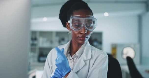 Mujer Negra Guantes Planta Probeta Científica Laboratorio Con Investigación Médica — Vídeos de Stock