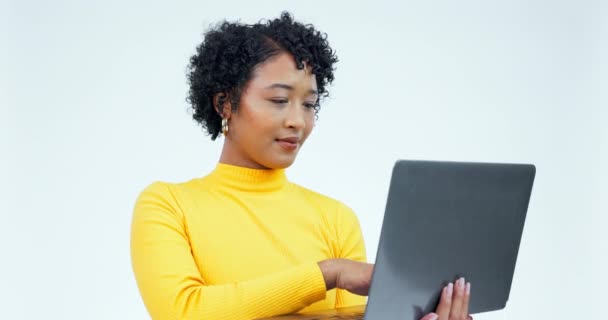 ラップトップ スマイル 電子メール 研究や閲覧のための白い背景にスタジオの女性と ポートレート コンピュータまたはEコマース インターネット検索で情報を探している幸せな若者 — ストック動画