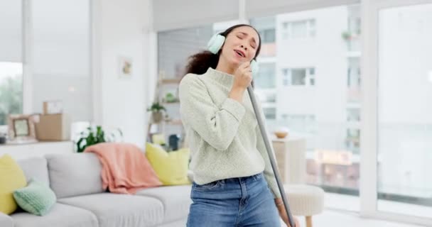 Śpiew Muzyka Kobieta Tańczą Słuchawkami Miotłą Playlistą Podczas Sprzątania Domu — Wideo stockowe