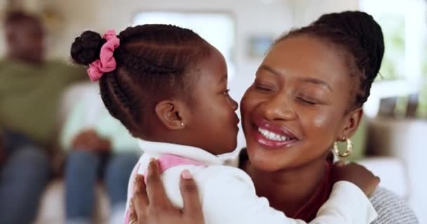 Polibek Objetí Dívka Matkou Láska Šťastný Zábavou Kvalitní Čas Péči — Stock video