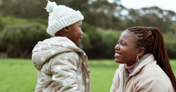 会話のために公園で話し ママと子供は 一緒に楽しい絆を築いています アフリカの若い母親は 家族の冒険のための屋外の庭でガールフレンドと遊びます — ストック動画
