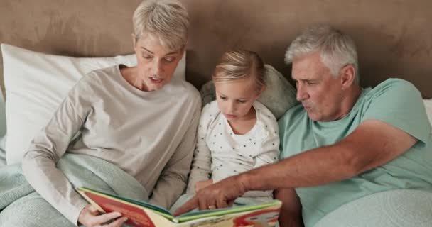 할아버지 손자와 잠자기에서 휴식을 취하는 어린이 스토리텔링 침실에서 여자와 할머니와 — 비디오