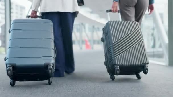 Zakenmensen Voeten Wandelen Luchthaven Met Bagage Voor Reis Naar Conventie — Stockvideo