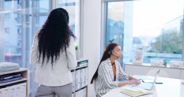 Ženy Call Centrum Kancelář Partnerství Mluvením Poslechy Psaní Pro Rady — Stock video