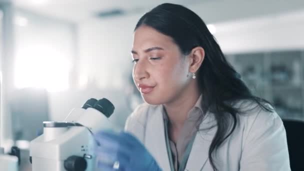 Científico Mujer Microscopio Laboratorio Con Información Investigación Pensamiento Para Análisis — Vídeos de Stock