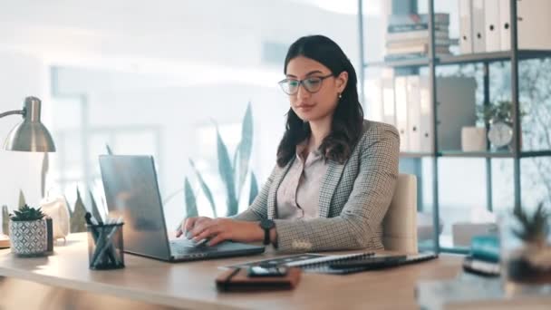 Laptop Akuntan Kantor Dan Wanita Yang Bekerja Atau Merencanakan Perusahaan — Stok Video