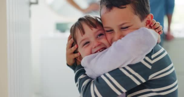 Παιδιά Αγκαλιάζουν Αγαπούν Και Οικογένεια Αδέλφια Στο Σπίτι Εμπιστεύονται Και — Αρχείο Βίντεο