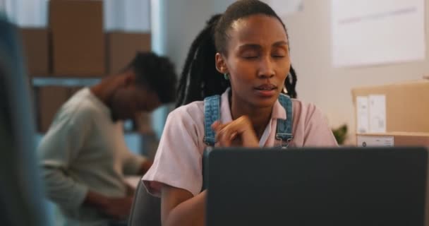Hoofdpijn Stress Zwarte Vrouw Laptop Thuis Moe Klein Bedrijf Falen — Stockvideo