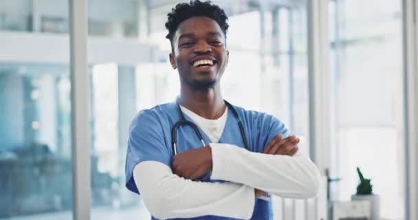 幸せな黒人男性 腕は病院で自信を持って医療専門家を横断しました アフリカの男性の肖像画または自信を持った医療専門家の笑顔ヘルスアドバイス ヘルプまたはケア — ストック動画