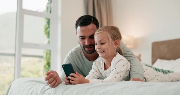 Dumm Selfie Und Papa Bonding Mit Seinem Kind Schlafzimmer Während — Stockvideo