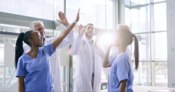Дай Пять Медсестры Врачи Медицинским Успехом Праздновании Результатов Больнице Командной — стоковое видео
