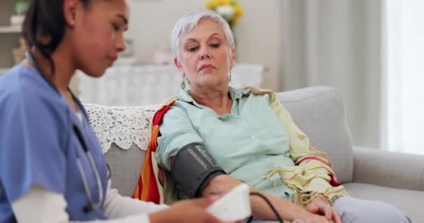 Ciśnienie Krwi Pielęgniarka Opieka Zdrowotna Starszą Kobietą Kanapie Konsultacji Wsparcia — Wideo stockowe