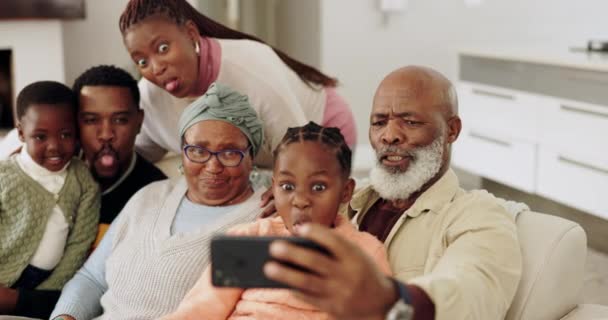 黑人家庭 自私自利和滑稽的脸坐在沙发上 与母亲 祖父母和孩子在一起 社交媒体 人物形象和爱与微笑在客厅与孩子 照顾和支持 — 图库视频影像