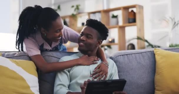 Tablet Αγκαλιά Ευτυχισμένη Μαύρο Ζευγάρι Online Ψώνια Για Σύνδεση Στο — Αρχείο Βίντεο