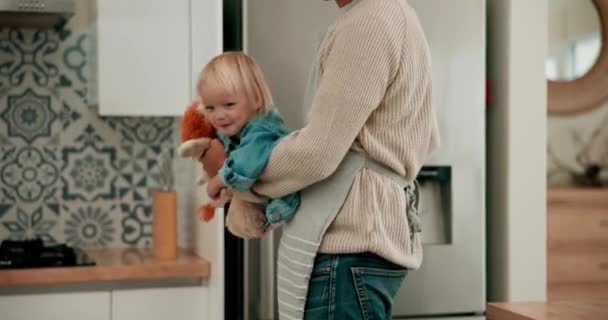 Lachen Keuken Ouder Spelen Met Baby Ontspannen Met Vreugde Zorg — Stockvideo
