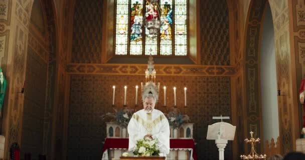 Pogrzeb Kościół Pastor Modlitwą Przez Trumnę Nabożeństwo Żałobne Kazanie Ceremonię — Wideo stockowe